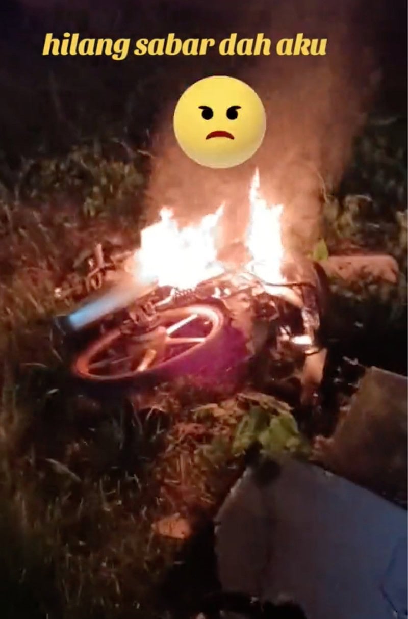 Bapa bakar motosikal